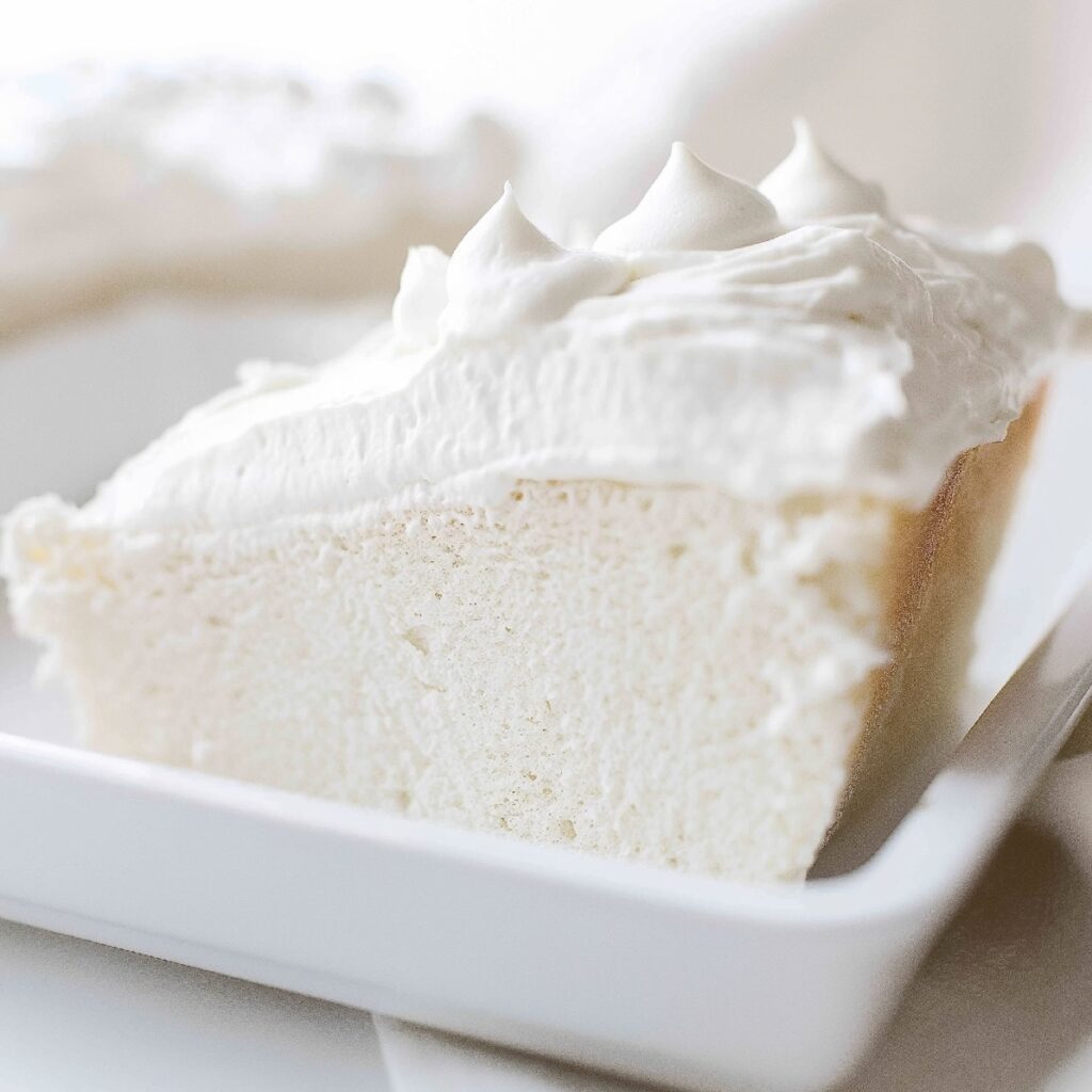 Irresistible Heavenly White Snack Cake: The Ultimate Light and Fluffy Delight!